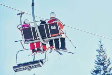 Kayakçı ve snowboard üzerinde bir teleferik