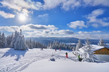 güneşli bir dağ kayak pisti. Kış dağ manzarası