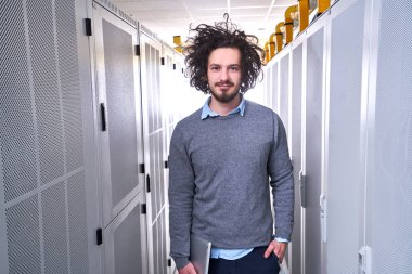 Sunucu Odasında Çalışan Genç Teknisyen