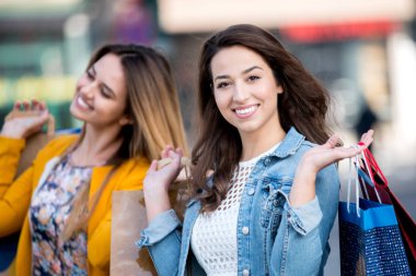 Mutlu kız geç sonbaharda alışveriş. Çantalar, yürümeye, tatil