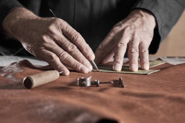 Fabrikada ayakkabı üretim süreci