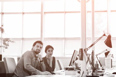 Başlangıç iş adamları grup çalışma günlük iş modern adlı ofis coworking