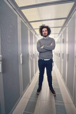 Sunucu Odasında Çalışan Genç Teknisyen