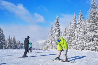 güneşli bir dağ kayak pisti. Kış dağ manzarası
