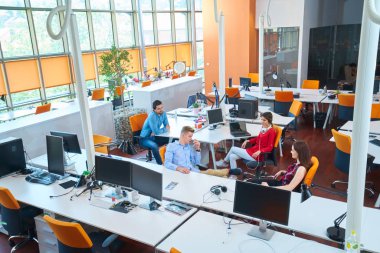 Başlangıç iş adamları grup çalışma günlük iş modern adlı ofis coworking