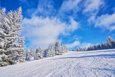 güneşli bir dağ kayak pisti. Kış dağ manzarası