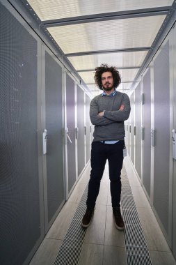 Sunucu Odasında Çalışan Genç Teknisyen