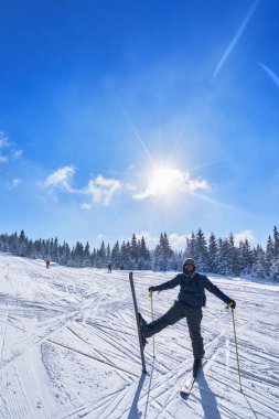 güneşli bir dağ kayak pisti. Kış dağ manzarası