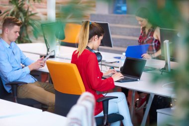 Başlangıç iş adamları grup çalışma günlük iş modern adlı ofis coworking