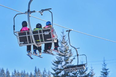 Kayakçı ve snowboard üzerinde bir teleferik