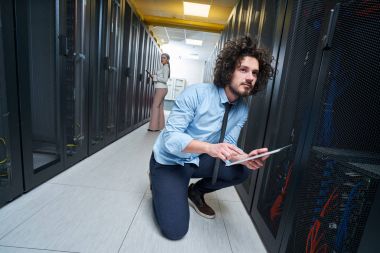 Genç teknisyen sunucularda çalışma