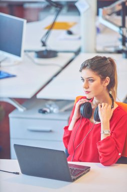 Modern adlı çalışan iş kadın ofis coworking