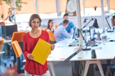 Başlangıç iş adamları grup çalışma günlük iş modern adlı ofis coworking