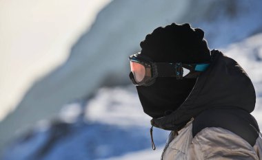 Tur kayağı adam gündoğumu İsviçre Alpleri'nde, üst ulaşan.