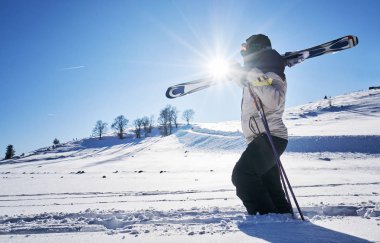 Tur kayağı adam gündoğumu İsviçre Alpleri'nde, üst ulaşan.                               