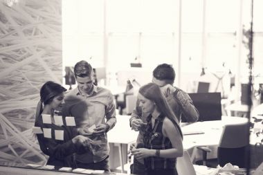 iş, başlangıç, planlama, yönetim ve insan kavramı - mutlu yaratıcı ekibi çıkartmaları office cam panosu üzerinde yazma