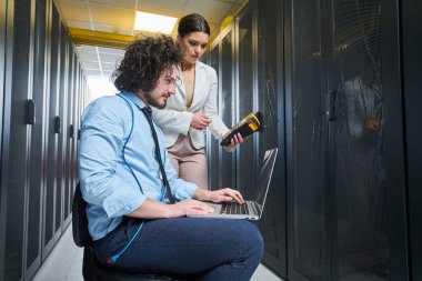 sunucu bakım bir veri merkezinde çalışan iki genç teknisyen