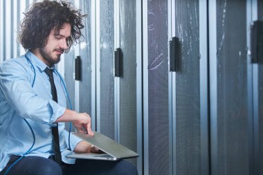 Sunucu Odasında Çalışan Genç Teknisyen