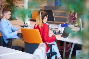 Başlangıç iş adamları grup çalışma günlük iş modern adlı ofis coworking