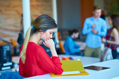 Başlangıç iş adamları grup çalışma günlük iş modern adlı ofis coworking