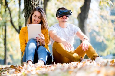 Çeşitli teknik okul becerikli alet, tablet, vr, kavram kullanarak dışında oturan Çift