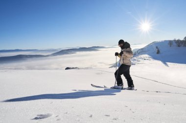 Tur kayağı adam gündoğumu İsviçre Alpleri'nde, üst ulaşan.