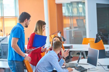 Başlangıç iş adamları grup çalışma günlük iş modern adlı ofis coworking