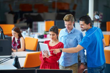 Başlangıç iş adamları grup çalışma günlük iş modern adlı ofis coworking