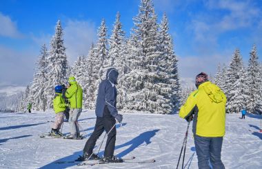 güneşli bir dağ kayak pisti. Kış dağ manzarası
