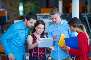 Başlangıç iş adamları grup çalışma günlük iş modern adlı ofis coworking