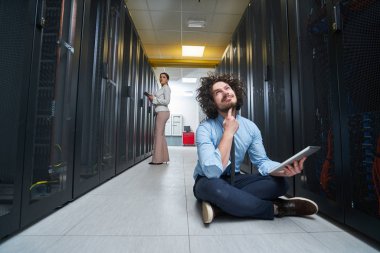 Genç teknisyen sunucularda çalışma