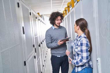 sunucu bakım bir veri merkezinde çalışan iki genç teknisyen