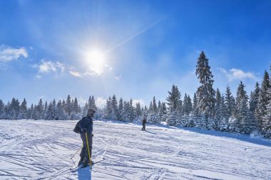 güneşli bir dağ kayak pisti. Kış dağ manzarası