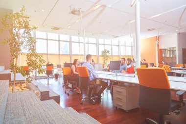 Başlangıç iş adamları grup çalışma günlük iş modern adlı ofis coworking