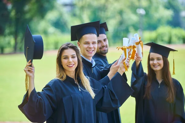 Educação Graduação Conceito Pessoas Grupo Estudantes Internacionais Felizes Placas Argamassa — Fotografia de Stock