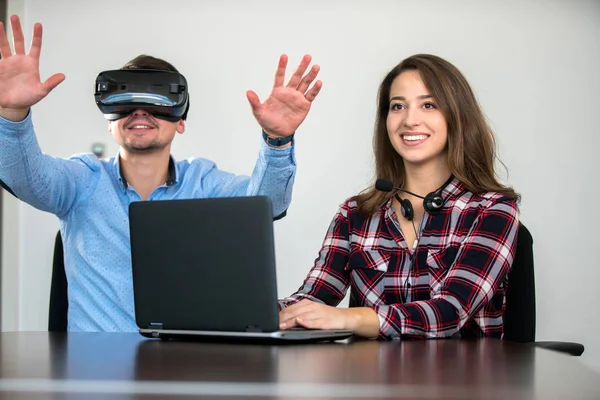 Casal Divertindo Tentando Fone Ouvido Reunião Inicialização Conceito Trabalho Equipe — Fotografia de Stock