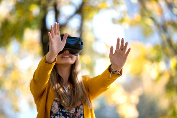 Menina Bonita Usando Fone Ouvido Fora Parque Divertindo — Fotografia de Stock