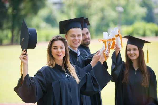 Edukacja Dyplom Koncepcja Ludzi Grupa Szczęśliwych Studentów Zagranicznych Moździerzach Sukniach — Zdjęcie stockowe