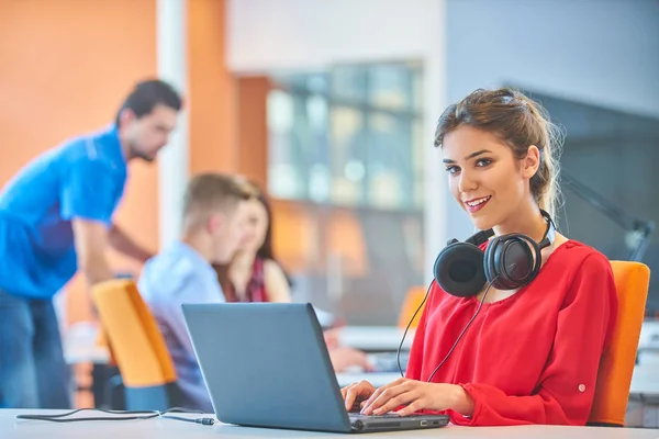 Start Unternehmensgruppe Arbeitet Täglich Modernen Coworking Büroflächen — Stockfoto