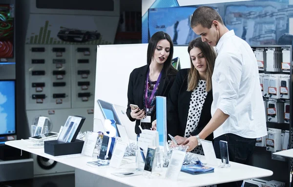 Fiatal Pár Ban Fogyasztó Elektronika Store Nézte Legújabb Laptop Mobil — Stock Fotó