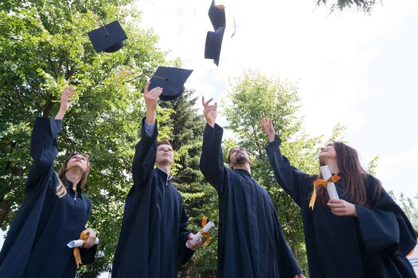 Edukacja Dyplom Koncepcja Ludzi Grupa Szczęśliwych Studentów Zagranicznych Moździerzach Sukniach — Zdjęcie stockowe