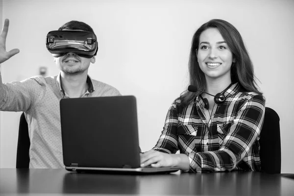 Paar Hat Spaß Beim Ausprobieren Des Headsets Beim Startup Treffen — Stockfoto