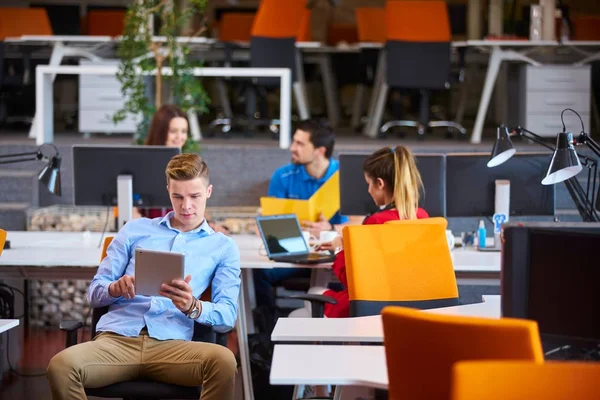 Start Unternehmensgruppe Arbeitet Täglich Modernen Coworking Büroflächen — Stockfoto