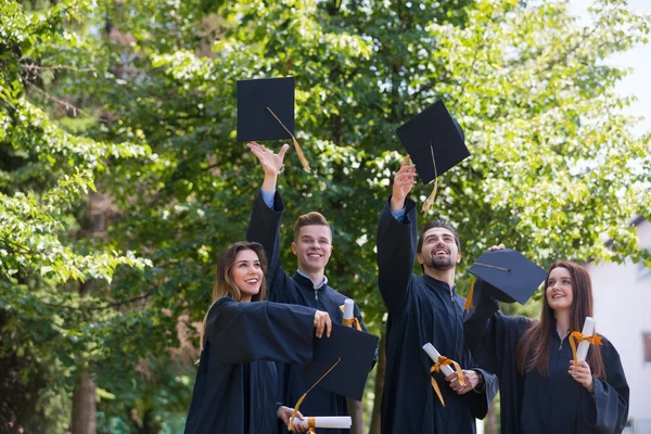 Edukacja Dyplom Koncepcja Ludzi Grupa Szczęśliwych Studentów Zagranicznych Moździerzach Sukniach — Zdjęcie stockowe