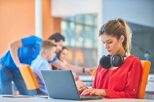 Start Unternehmensgruppe Arbeitet Täglich Modernen Coworking Büroflächen — Stockfoto