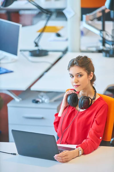 Geschäftsfrau Arbeitet Modernem Coworking Office — Stockfoto