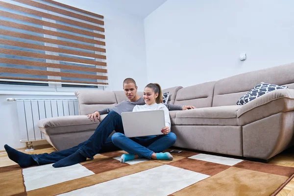 Young Couple Sitting Floor New Apartment — Stock Photo, Image