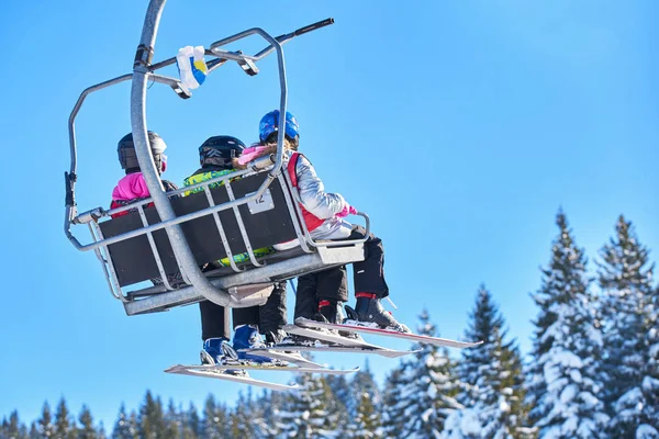 Skiërs Snowboarders Een Skilift — Stockfoto