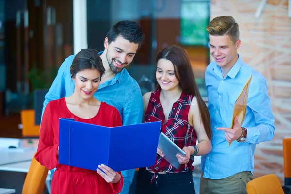 Başlangıç Adamları Grup Çalışma Günlük Modern Adlı Ofis Coworking — Stok fotoğraf