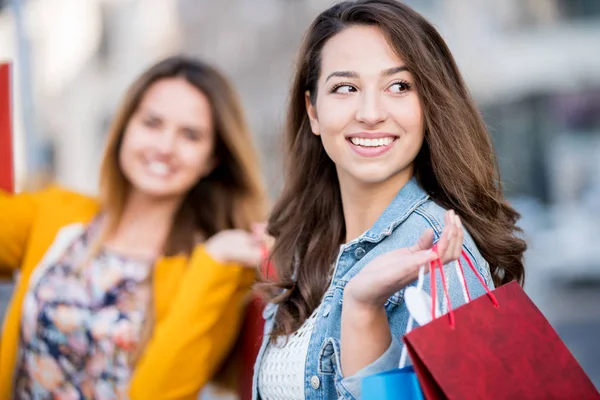 Chicas Felices Comprando Finales Otoño Bolsos Caminar Vacaciones — Foto de Stock